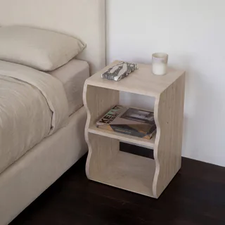 Mesa Auxiliar Rectangular con Perfil Ondulado y Estante Central