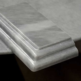 Détail de bord en doucine étagée gris Détail de bord en doucine étagée gris