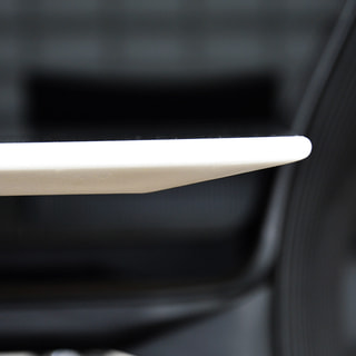 Détail de chant biseauté blanc en lame de couteau
