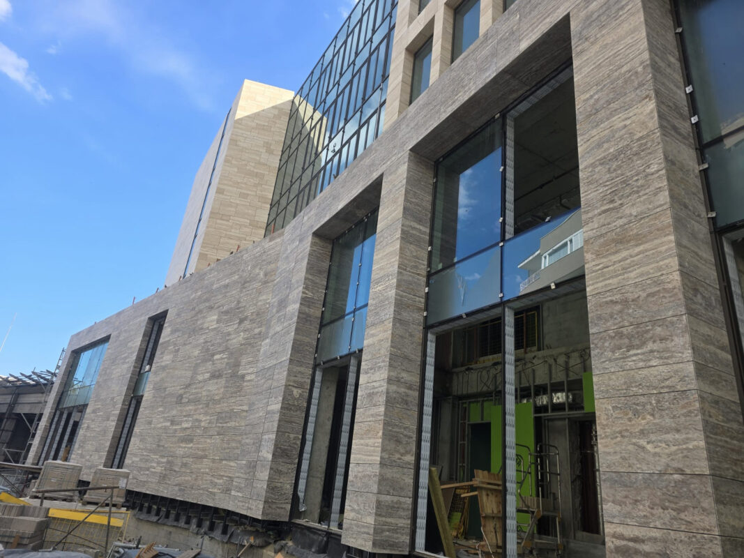 La belleza del travertino plateado