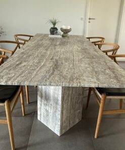 Esstisch aus silbernem Travertin mit Aderung