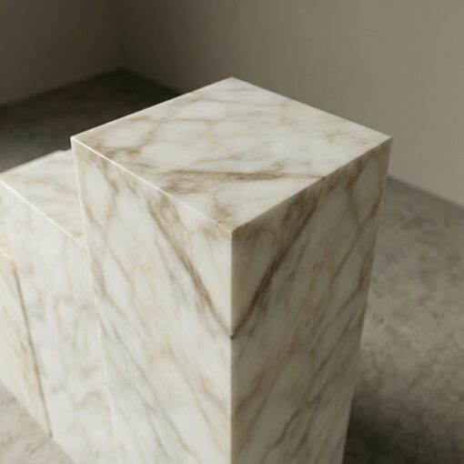 Würfelförmiger Couchtisch aus Afyon Sugar Marmor<br> – Bild 2